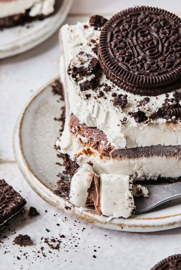 Close up of no bake Oreo ice cream dessert.