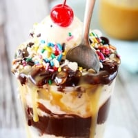 Chocolate Chip Cookie Dough Hot Fudge Sundae - Creme de la Crumb