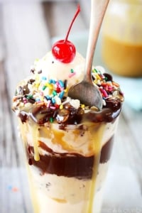 Chocolate Chip Cookie Dough Hot Fudge Sundae - Creme de la Crumb