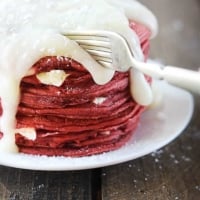 Red Velvet Cheesecake Pancakes - Creme de la Crumb