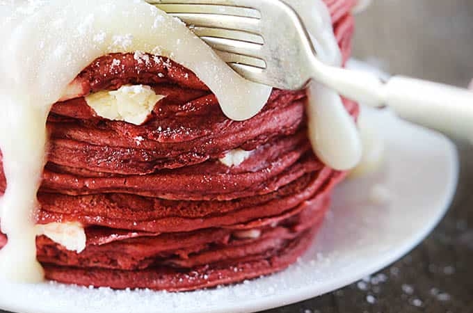 Red Velvet Cheesecake Pancakes - Creme de la Crumb