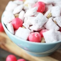 Strawberry Cheesecake Muddy Buddies - Creme de la Crumb