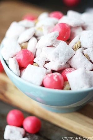 Strawberry Cheesecake Muddy Buddies - Creme de la Crumb