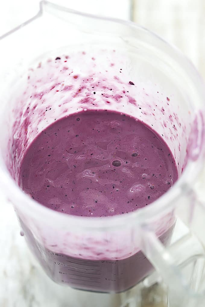 berry oat breakfast smoothie in a blender.