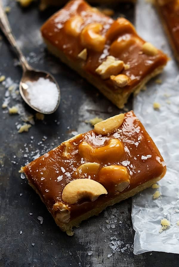 Caramel Cashew Shortbread Bars | Creme de la Crumb