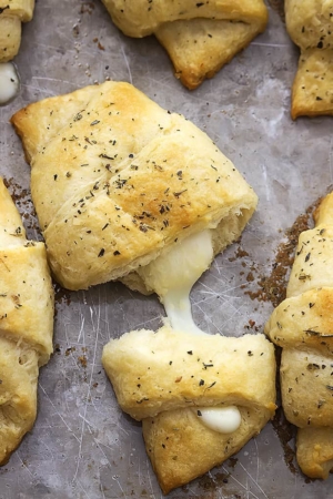Cheesy Garlic Butter Crescents | Creme de la Crumb