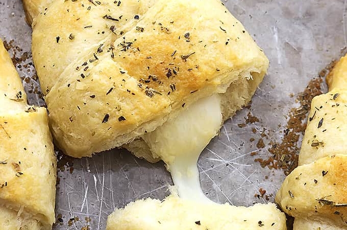 Cheesy Garlic Butter Crescents | Creme de la Crumb