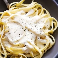 Greek Yogurt Alfredo Sauce | Creme de la Crumb