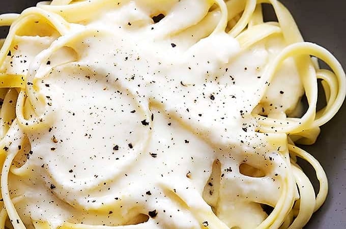 Greek Yogurt Alfredo Sauce | Creme de la Crumb