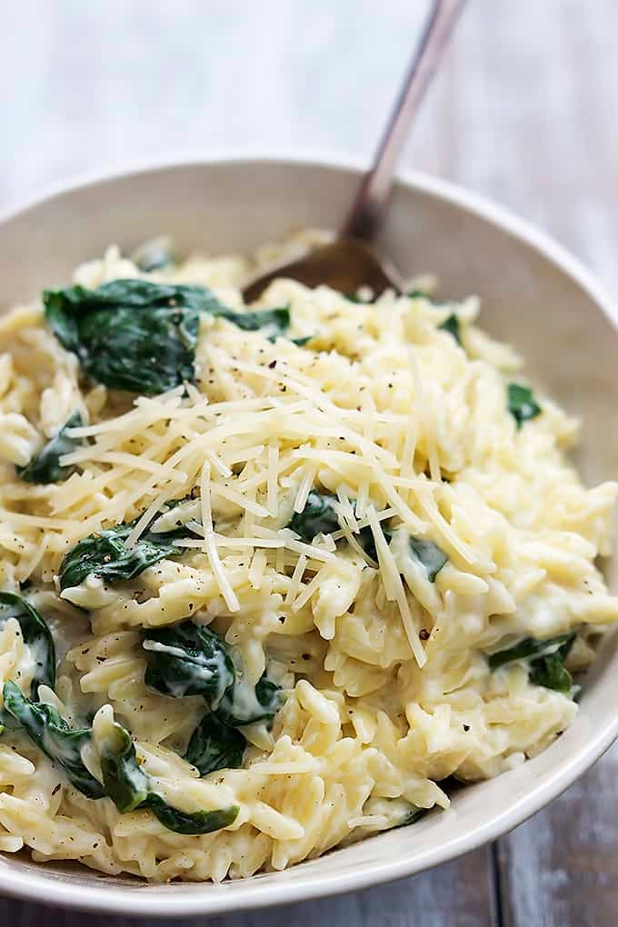 Cheesy Garlic Parmesan Spinach Orzo | http://homemaderecipes.com/cooking-102/healthy-recipes/orzo-recipes/