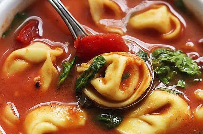 Tomato Spinach Tortellini Soup | Creme de la Crumb