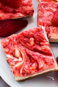 Strawberry Lemon Cheesecake Bars | Creme de la Crumb