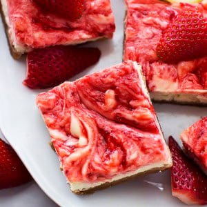 Strawberry Lemon Cheesecake Bars | Creme de la Crumb