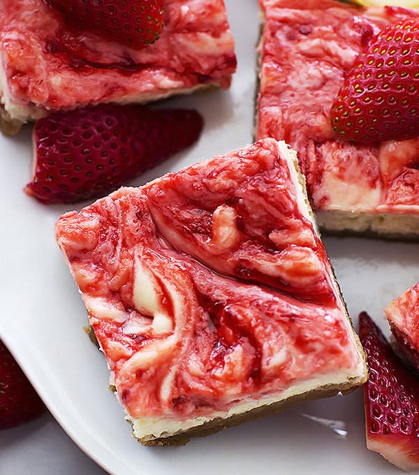 Strawberry Lemon Cheesecake Bars | Creme de la Crumb
