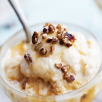 No Churn Salted Caramel Ice Cream | Creme de la Crumb