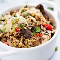 Slow Cooker Cheesy Mushroom Quinoa | Creme de la Crumb