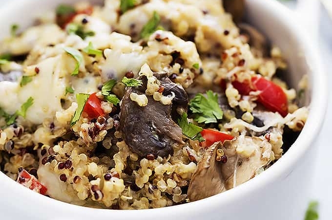 Slow Cooker Cheesy Mushroom Quinoa | Creme de la Crumb