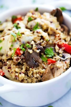 Slow Cooker Cheesy Mushroom Quinoa | Creme de la Crumb