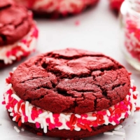 Red Velvet Sandwich Cookies | Creme de la Crumb
