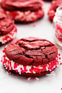 Red Velvet Sandwich Cookies | Creme de la Crumb