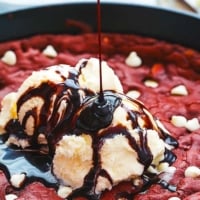 Red Velvet Skillet Cookie | Creme de la Crumb