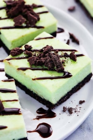 Thin Mint Cheesecake Bars | Creme de la Crumb