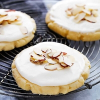 Almond Sugar Cookies | Creme de la Crumb
