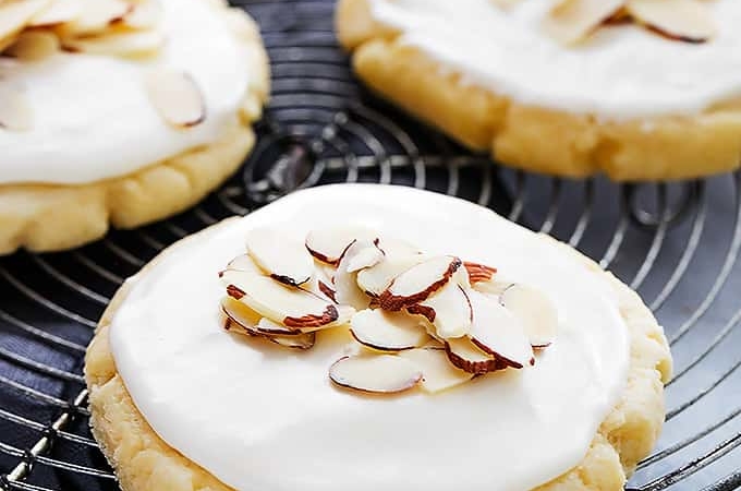 Almond Sugar Cookies | Creme de la Crumb
