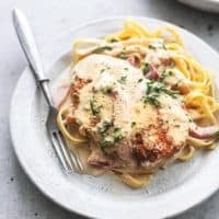 chicken with sauce with spinach over fettuccine noodles