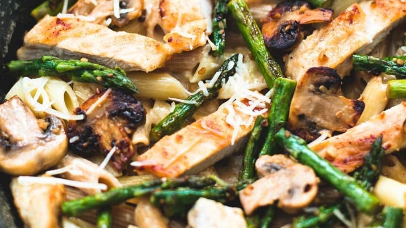 Garlic Chicken Mushroom and Asparagus Penne | Creme de la Crumb