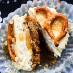 Salted Caramel Pretzel Mini Cheesecakes | Creme de la Crumb