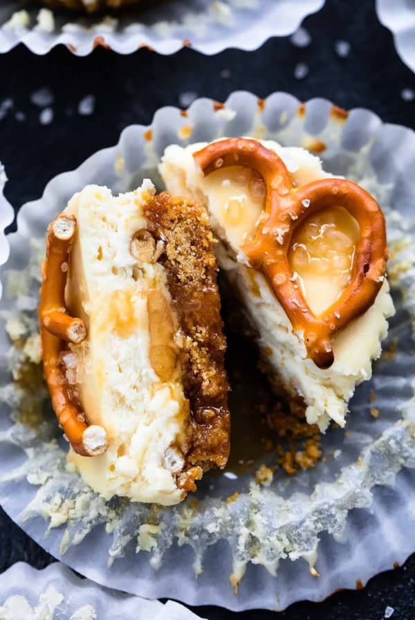 Salted Caramel Pretzel Mini Cheesecakes | Creme de la Crumb