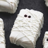 Rice Krispie Treat Mummies | lecremedelacrumb.com