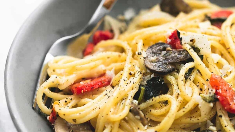 One Pot Creamy Tuscan Garlic Spaghetti | lecremedelacrumb.com