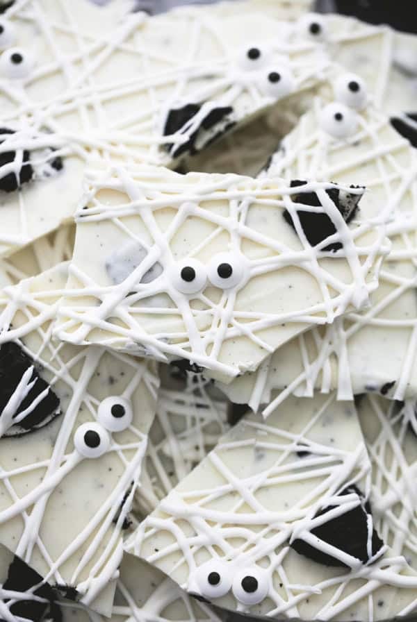 3 Ingredient Cookies 'n Cream Mummy Bark | lecremedelacrumb.com