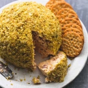 Cheddar Bacon Jalapeno Cheeseball | lecremedelacrumb.com