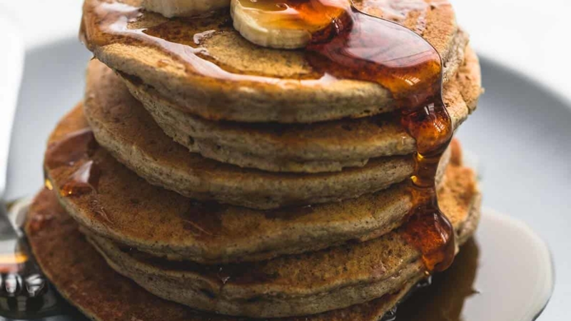 Easy Oatmeal Pancakes | lecremedelacrumb.com