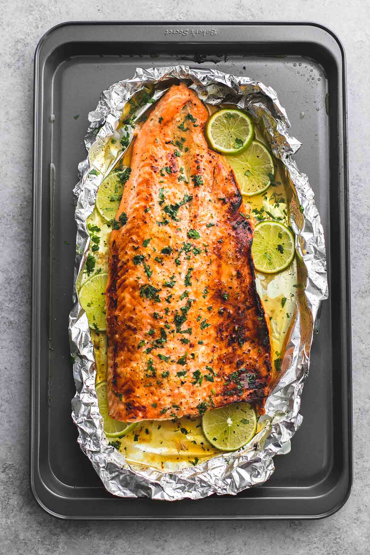Salmón Al Horno con Miel, Cilantro y Lima en Papel de aluminio | lecremedelacrumb.com