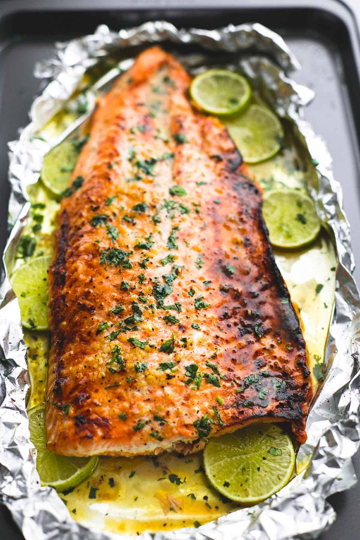 Salmón Al horno con Miel, Cilantro y Lima en Papel de aluminio | lecremedelacrumb.com