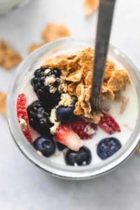 Berry Crunch Overnight Oats | lecremedelacrumb.com