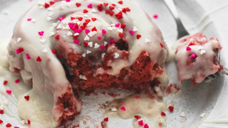 Red Velvet Cinnamon Rolls with Brown Butter Cream Cheese Frosting | lecremedelacrumb.com
