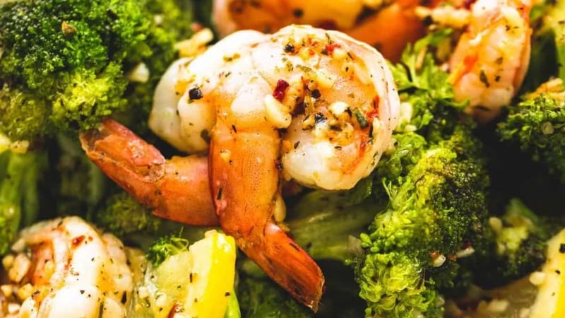 Lemon Herb Shrimp and Broccoli Foil Packs | lecremedelacrumb.com