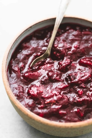 Easy Healthy Cranberry Sauce recipe | lecremedelacrumb.com