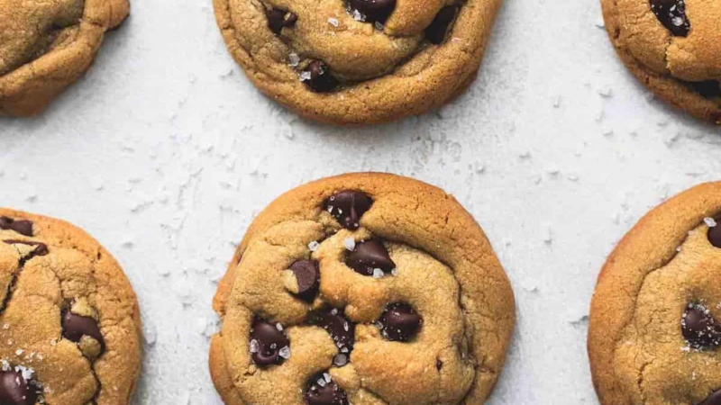 Easy Cookie Butter Chocolate Chip Cookies Recipe | lecremedelacrumb.com