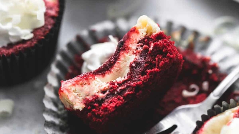 Easy Red Velvet Cheesecake Bites recipe | lecremedelacrumb.com