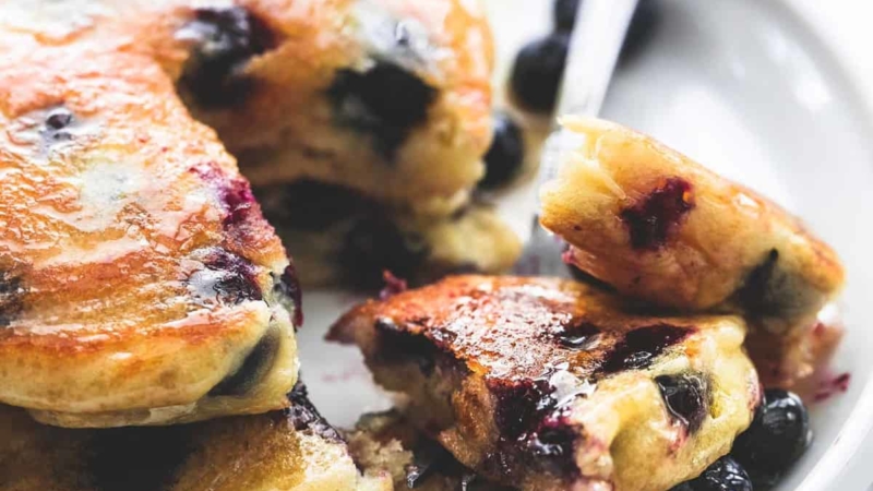 Easy Extra Super Fluffy Blueberry Pancakes Breakfast Brunch Recipe | lecremedelacrumb.com