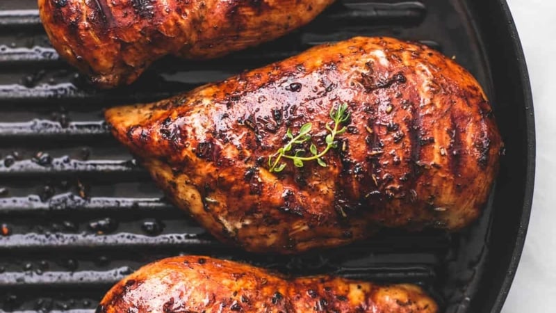 Easy Best Healthy Grilled Chicken recipe | lecremedelacrumb.com