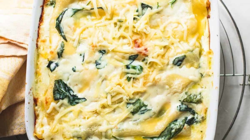 Easy White Chicken Lasagna with Spinach recipe | lecremedelacrumb.com