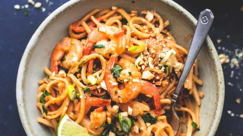 Shrimp Pad Thai with Peanut Sauce easy recipe | lecremedelacrumb.com