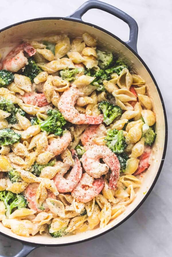 Shrimp and Broccoli Alfredo easy dinner recipe | lecremedelacrumb.com